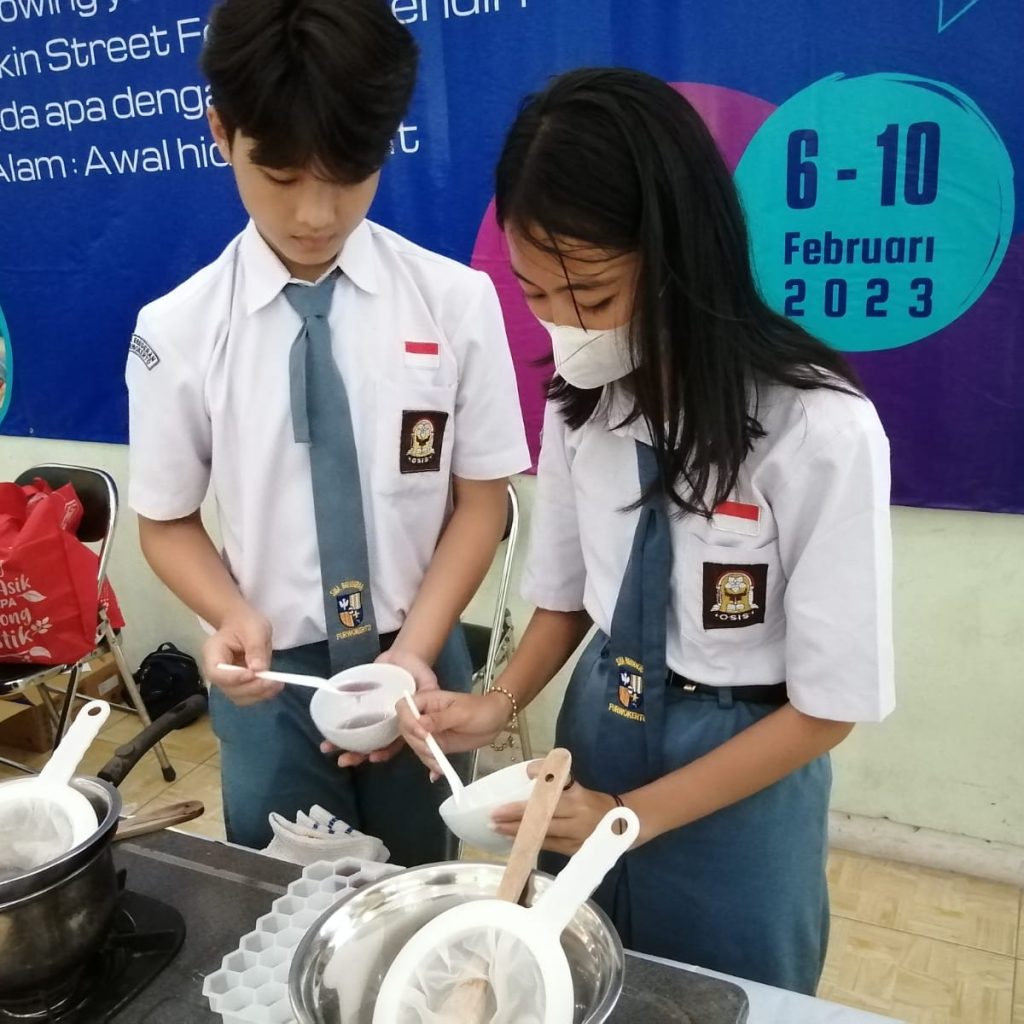 Pelatihan Pemanfaatan Pasta Ekstrak Bunga Telang dan Kulit Buah Kakao dalam Pembuatan Permen Jelly di SMA Bruderan, Purwokerto