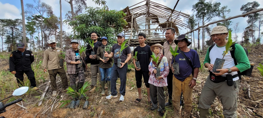 Prof. Pramana Yuda Bersama Dewan Burung Indonesia mengunjungi Hutan Harapan Jambi, Sumatra