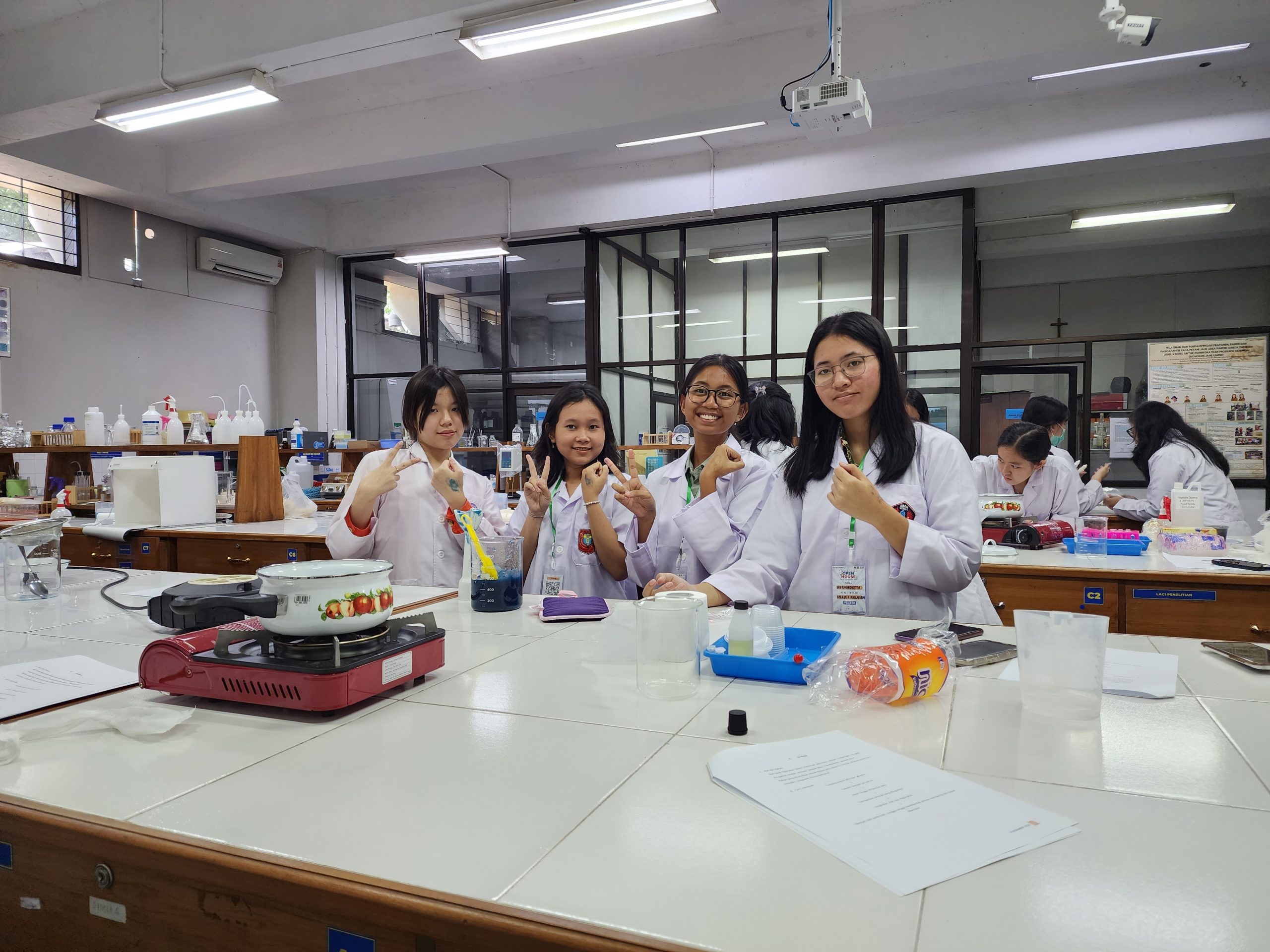 Mengenal Lebih Dekat Dunia Teknobiologi: Sit-In Praktikum di Technobiofun Open House