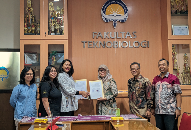 Penandatanganan Perjanjian Kerja Sama Antara Fakultas Teknobiologi UAJY dan Fakultas Matematika dan Ilmu Pengetahuan Alam UNMUL
