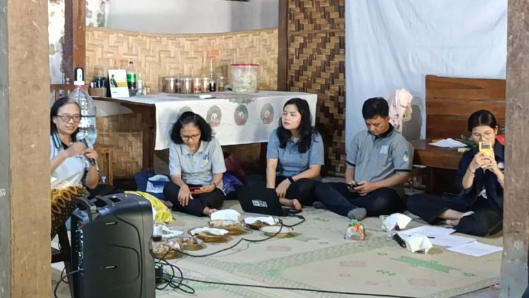 Pelatihan Manajemen Industri: Optimalkan Kapasitas Produksi Egg Roll Tempe Koro Pedang di Desa Pulutan