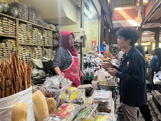 Belajar Wirausaha Langsung dari Pasar: Mahasiswa Biologi FTb UAJY Kunjungi Pasar Beringharjo