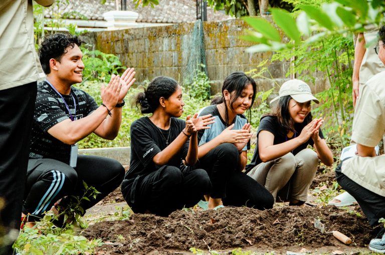 FTb UAJY Gandeng Panti Asuhan Santa Maria Peringati Hari Bumi dengan Aksi Tanam Tanaman