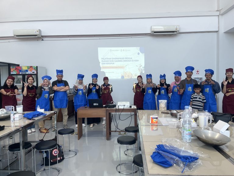 Dari Susu Kambing Menjadi Es Krim dan Kerupuk: Laboratorium Produksi Pangan FTb UAJY Dampingi Kelompok Ternak Ngudi Lestari