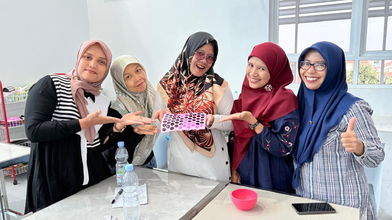 Pelatihan Produksi Kombucha Bunga Telang dan Permen Rempah sebagai Identitas Produk Unggulan KWT Dewi Sartika Tambak Bayan